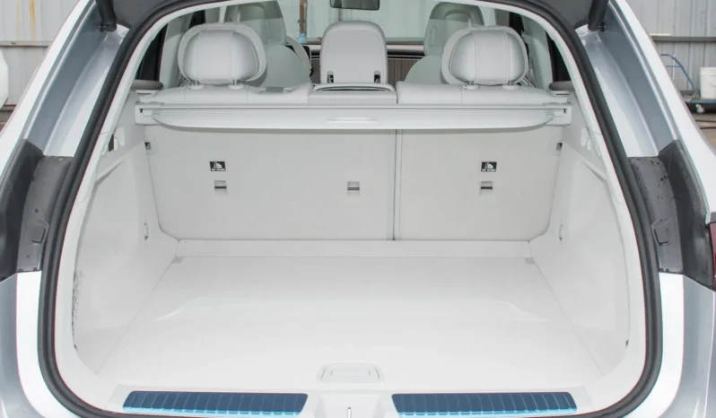 
								Mercedes-Benz EQE SUV full									
