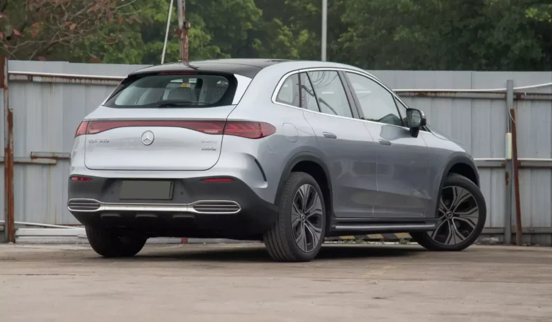 
								Mercedes-Benz EQE SUV full									
