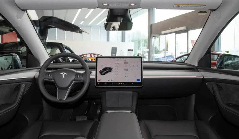 
								Tesla Model Y full									